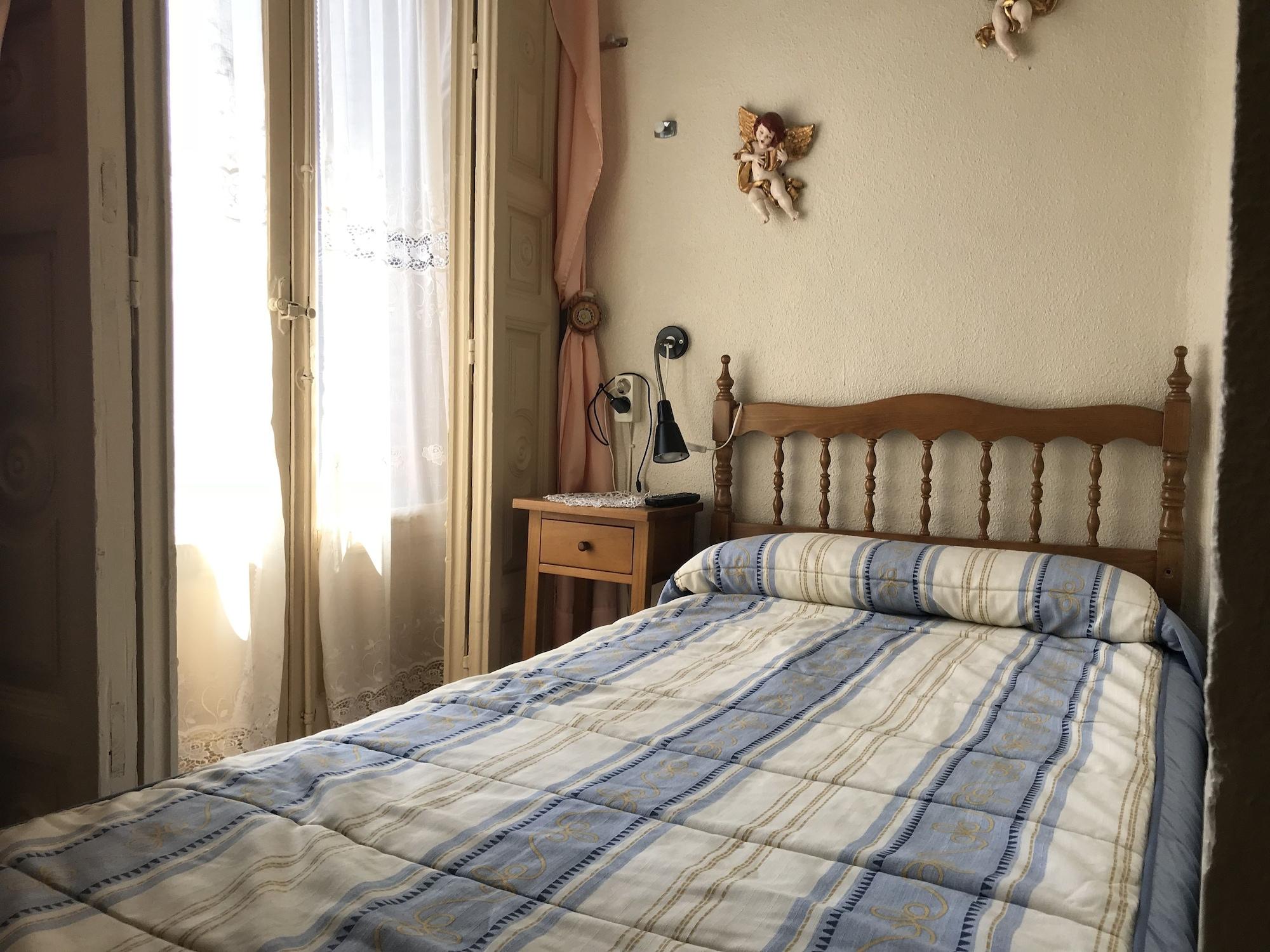 Rc Miguel Angel Hostel Madrid Exterior photo A bedroom in a Spanish hotel