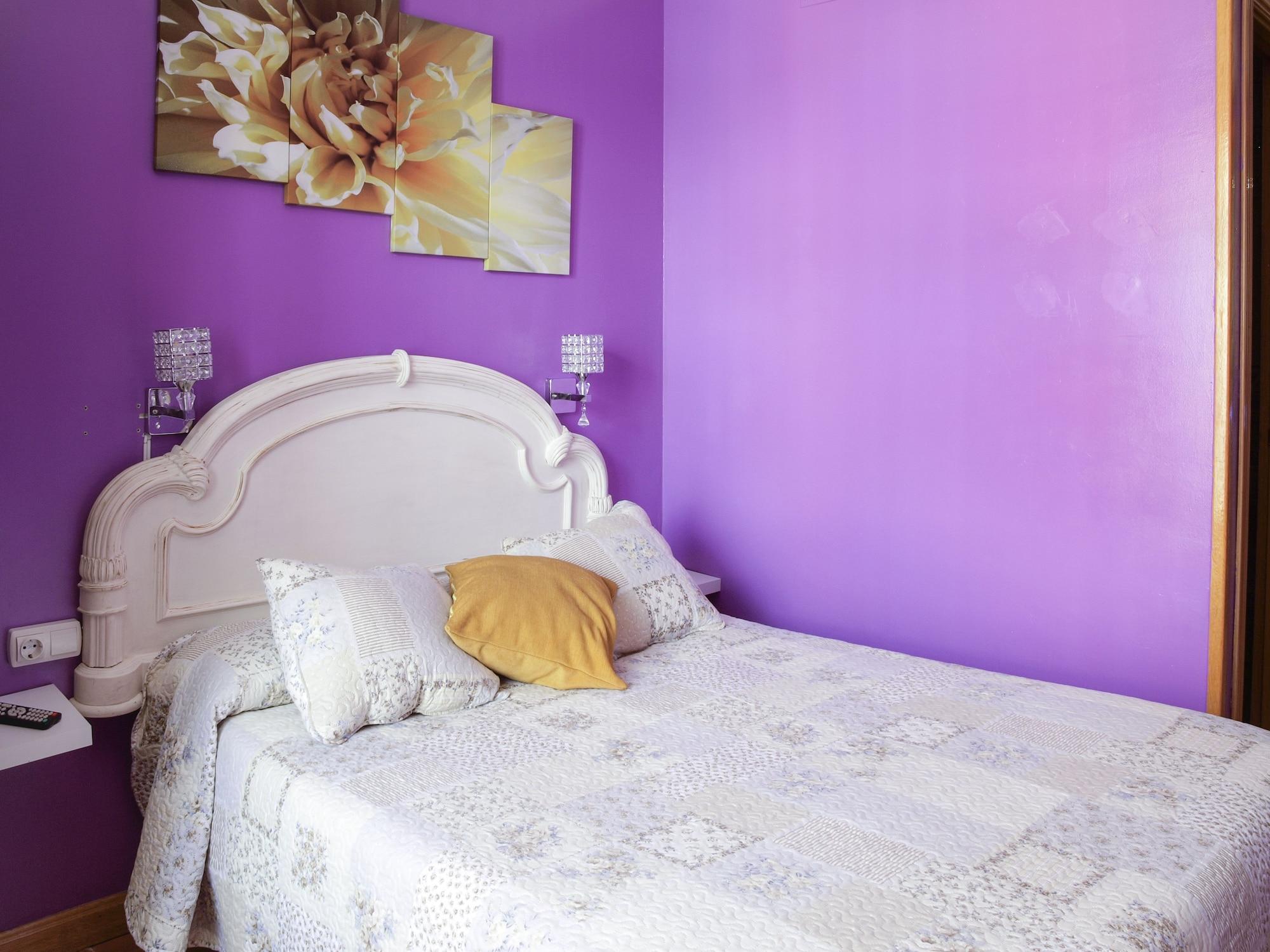 Rc Miguel Angel Hostel Madrid Exterior photo A bedroom with purple walls