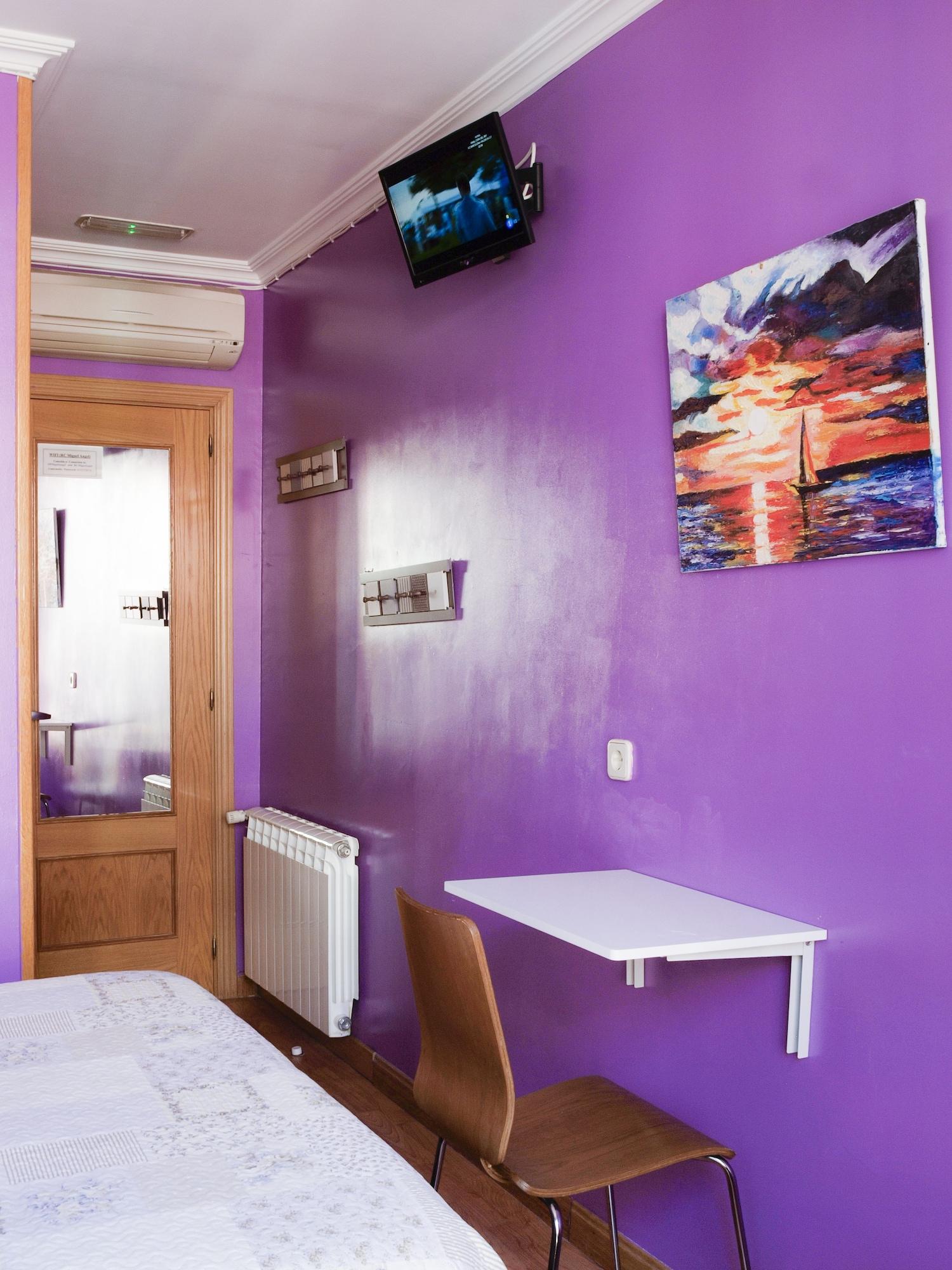 Rc Miguel Angel Hostel Madrid Exterior photo A room at the hostel