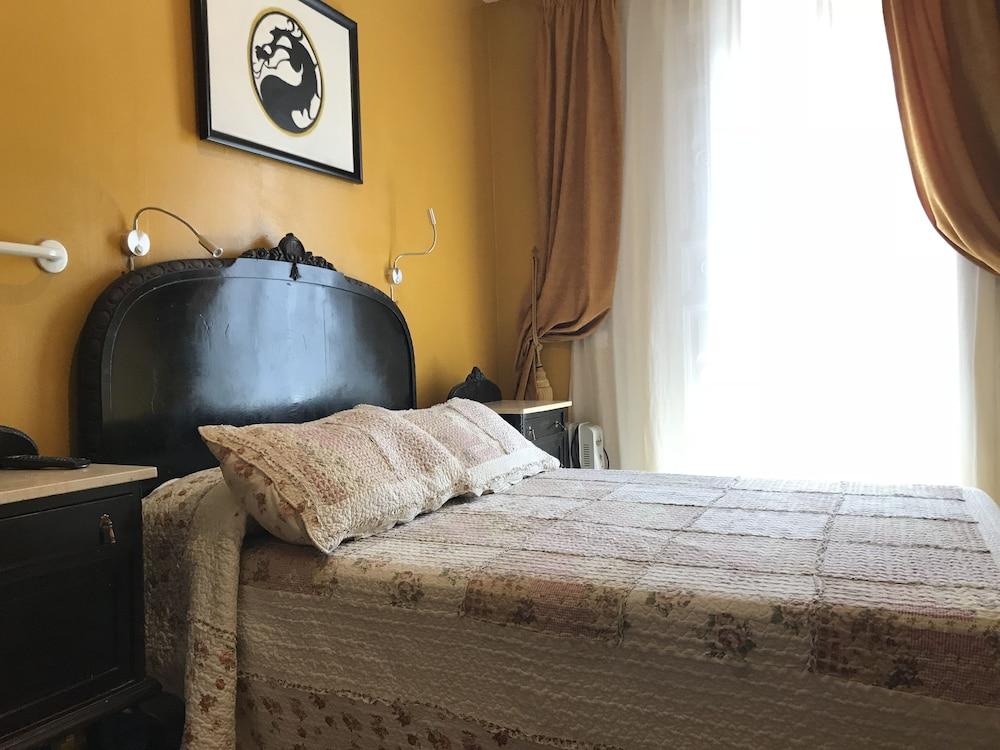 Rc Miguel Angel Hostel Madrid Exterior photo A bed