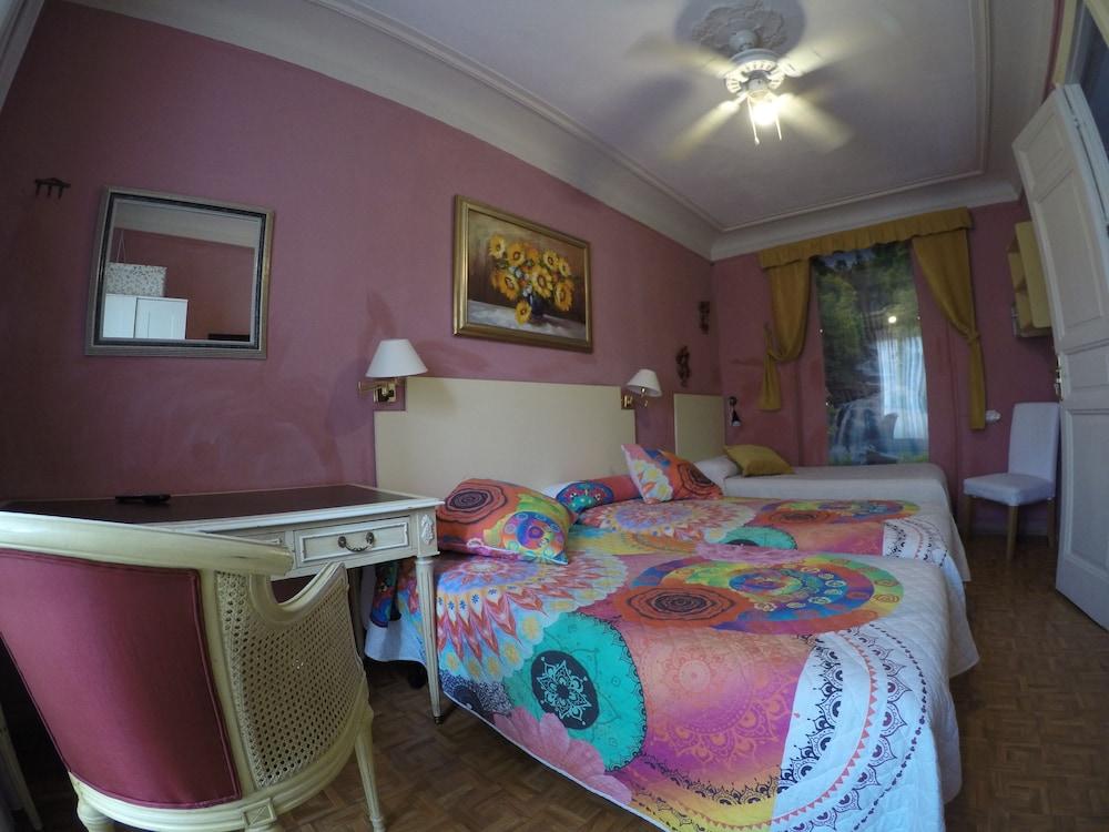 Rc Miguel Angel Hostel Madrid Exterior photo A room at the hotel