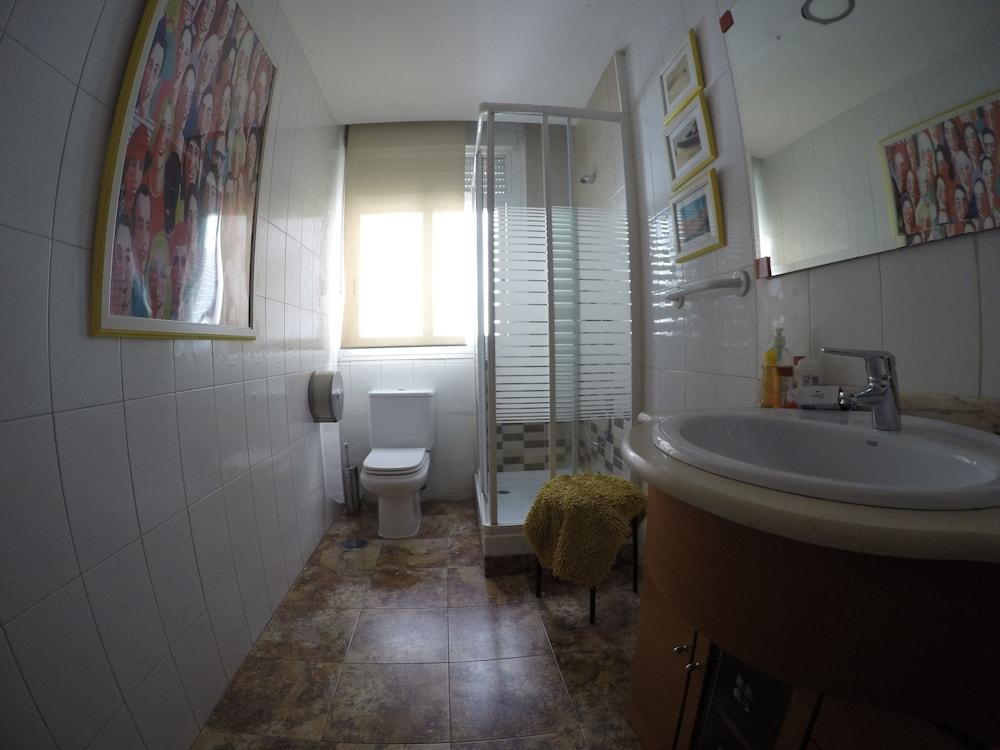 Rc Miguel Angel Hostel Madrid Exterior photo Bathroom with shower enclosure