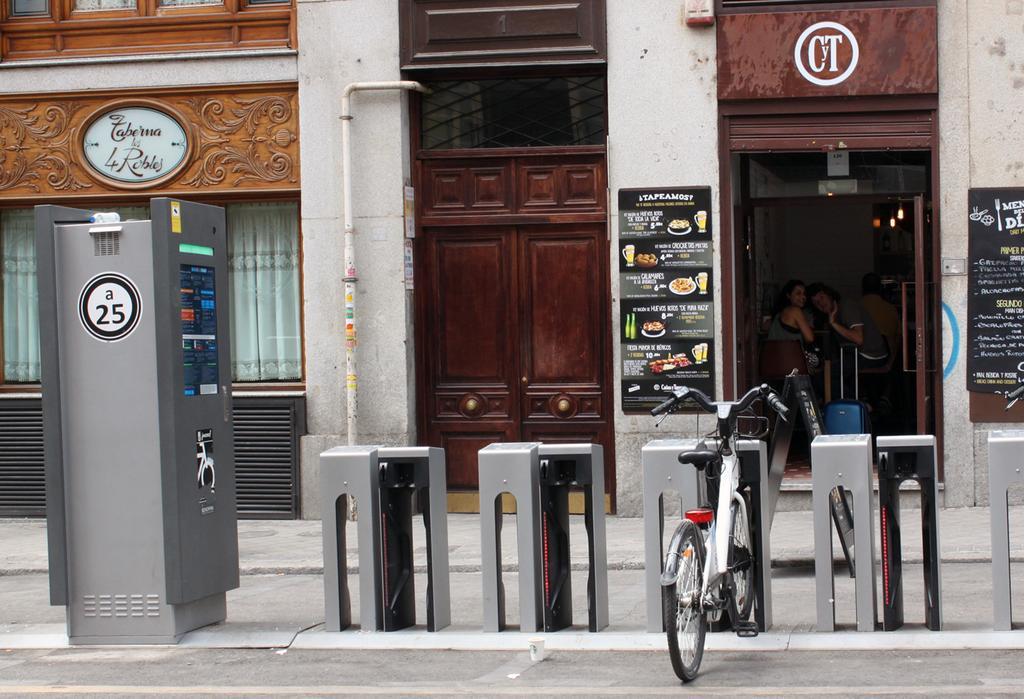 Rc Miguel Angel Hostel Madrid Exterior photo Vélo'v station